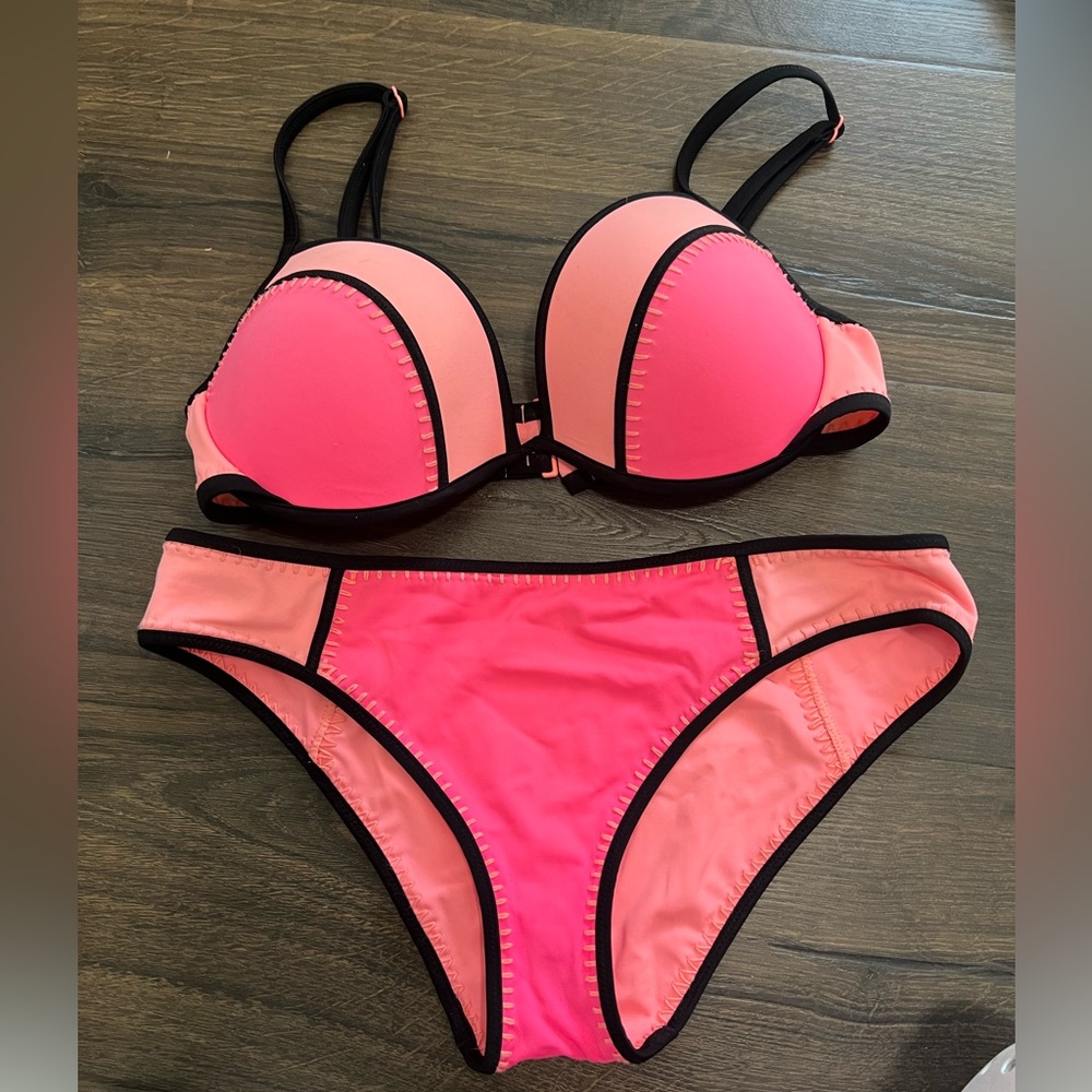 Victoria’s Secret color block swimsuit top 34DD bottoms medium